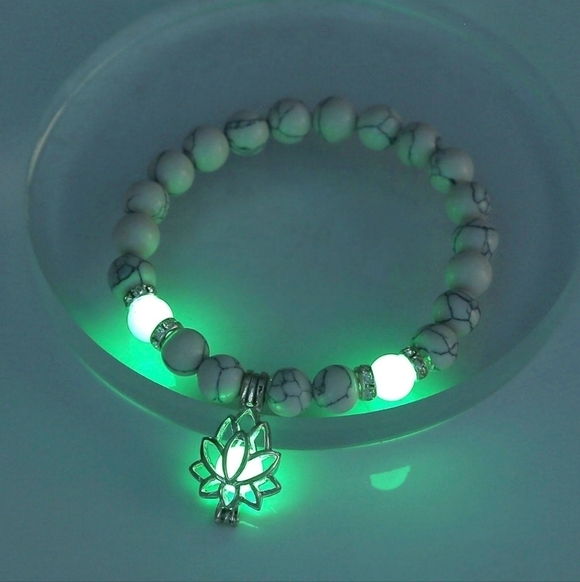 NWT natural stone luminous glow in the dark lotus flower strech charm bracelet - Picture 2 of 6
